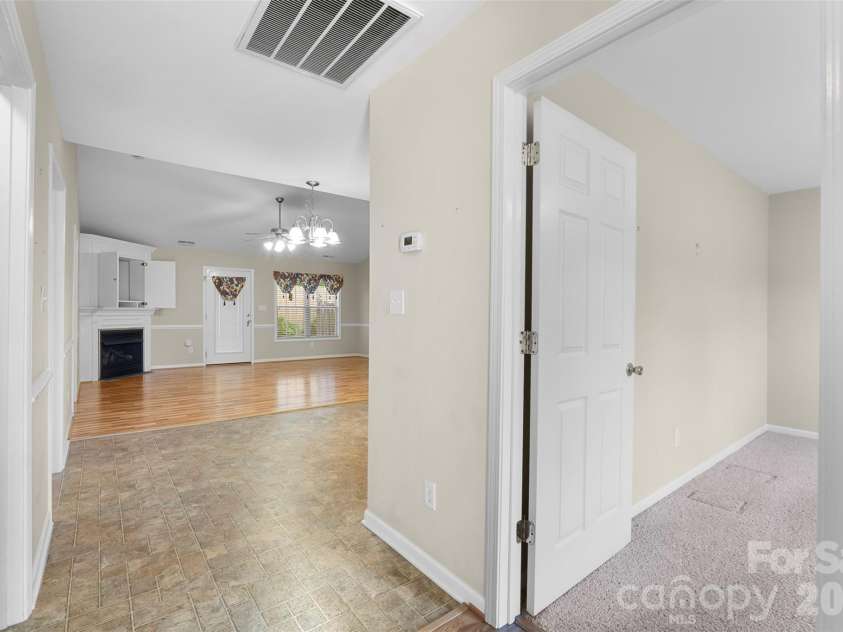 402 Pinefield Place, Thomasville, NC 27360.  MLS# CAR4395012, YatesRealty ID 36837. 
