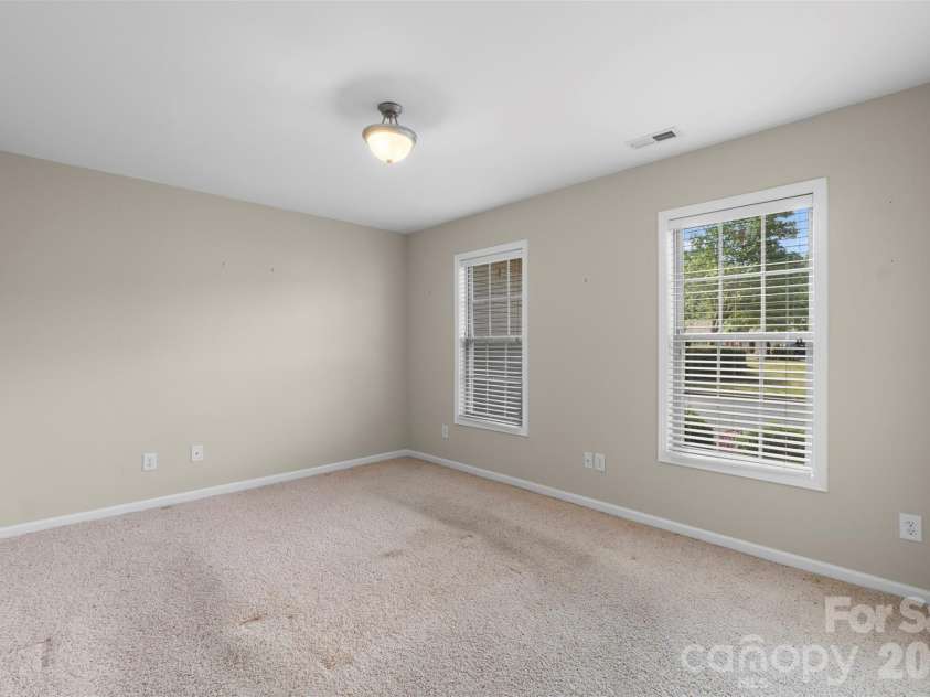 402 Pinefield Place, Thomasville, NC 27360.  MLS# CAR4395012, YatesRealty ID 36837. 