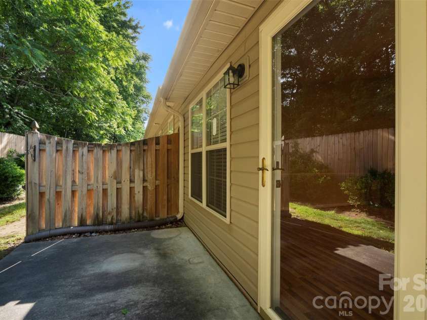 402 Pinefield Place, Thomasville, NC 27360.  MLS# CAR4395012, YatesRealty ID 36837. 