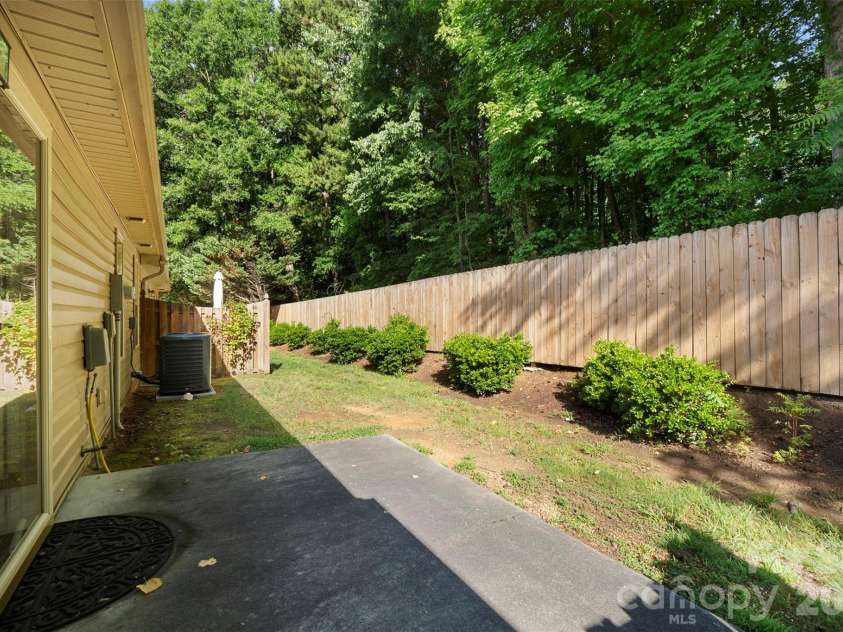 402 Pinefield Place, Thomasville, NC 27360.  MLS# CAR4395012, YatesRealty ID 36837. 