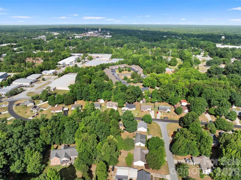 402 Pinefield Place, Thomasville, NC 27360.  MLS# CAR4395012, YatesRealty ID 36837. 
