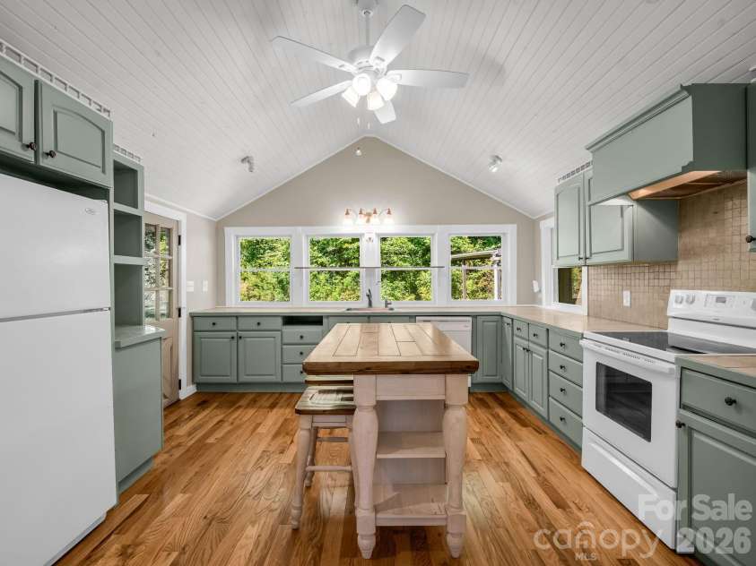 216 Aiken Road, Rosman, NC 28772.  MLS# CAR4401151, YatesRealty ID 36839. Kitchen