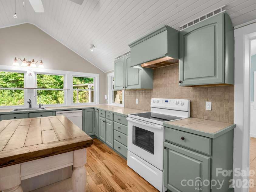 216 Aiken Road, Rosman, NC 28772.  MLS# CAR4401151, YatesRealty ID 36839. Kitchen