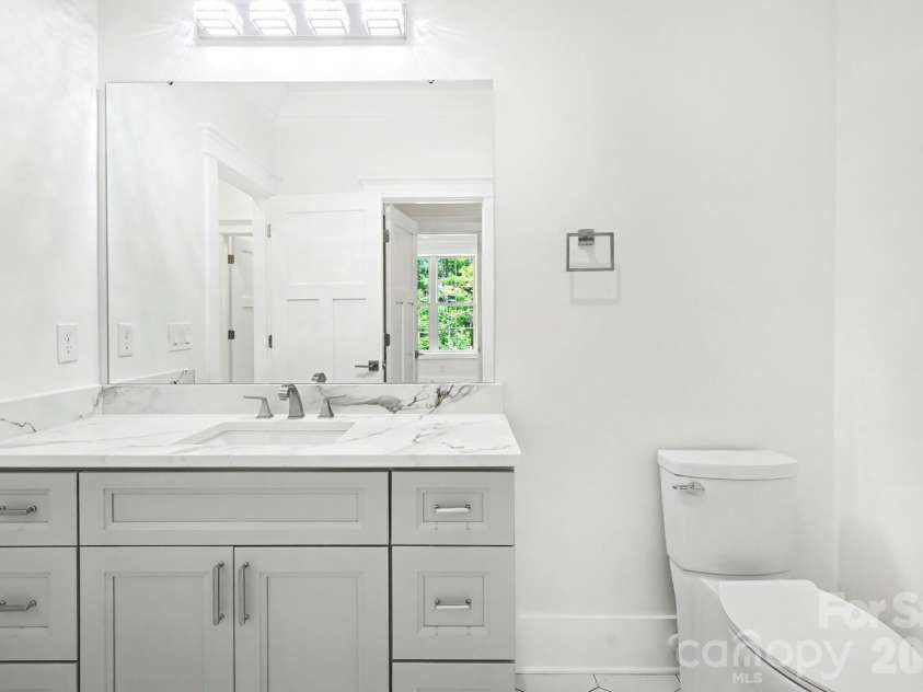 4300 Tangle Drive, Charlotte, NC 28211.  MLS# CAR4366713, YatesRealty ID 36842. Bathroom 1st floor
