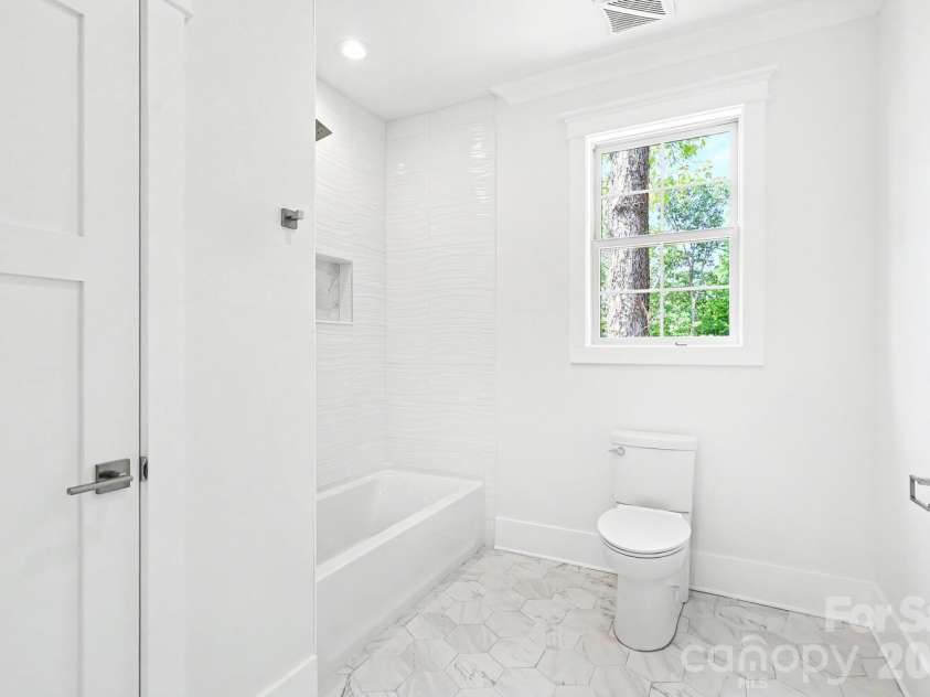 4300 Tangle Drive, Charlotte, NC 28211.  MLS# CAR4366713, YatesRealty ID 36842. Bathroom