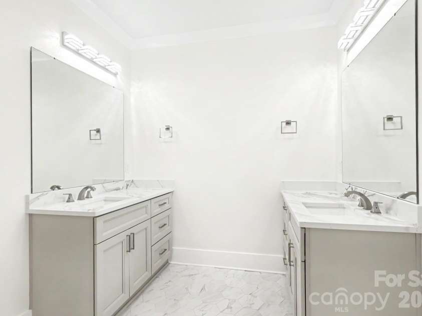 4300 Tangle Drive, Charlotte, NC 28211.  MLS# CAR4366713, YatesRealty ID 36842. Bathroom