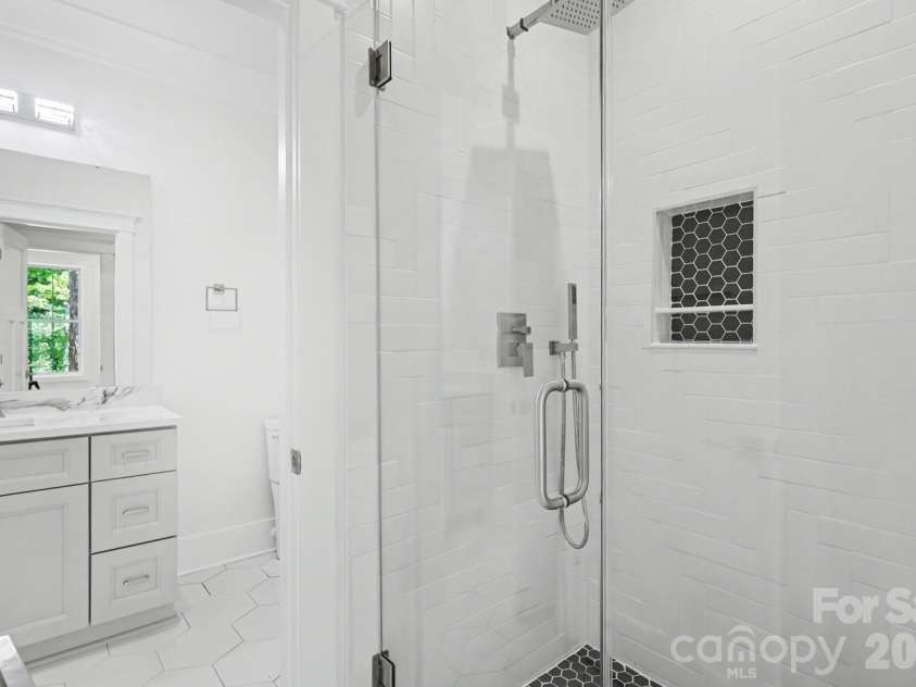 4300 Tangle Drive, Charlotte, NC 28211.  MLS# CAR4366713, YatesRealty ID 36842. Bathroom