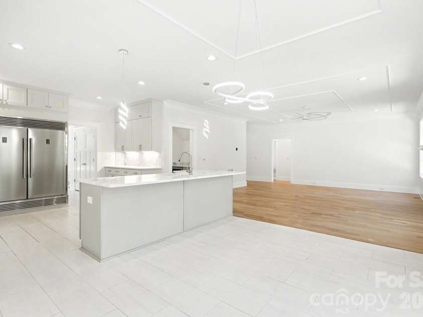 4300 Tangle Drive, Charlotte, NC 28211.  MLS# CAR4366713, YatesRealty ID 36842. Breakfast area