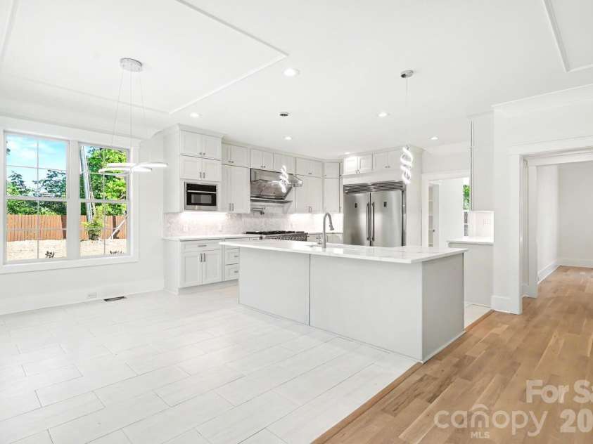 4300 Tangle Drive, Charlotte, NC 28211.  MLS# CAR4366713, YatesRealty ID 36842. Breakfast area