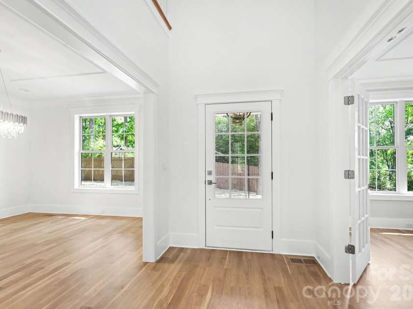 4300 Tangle Drive, Charlotte, NC 28211.  MLS# CAR4366713, YatesRealty ID 36842. Entrance