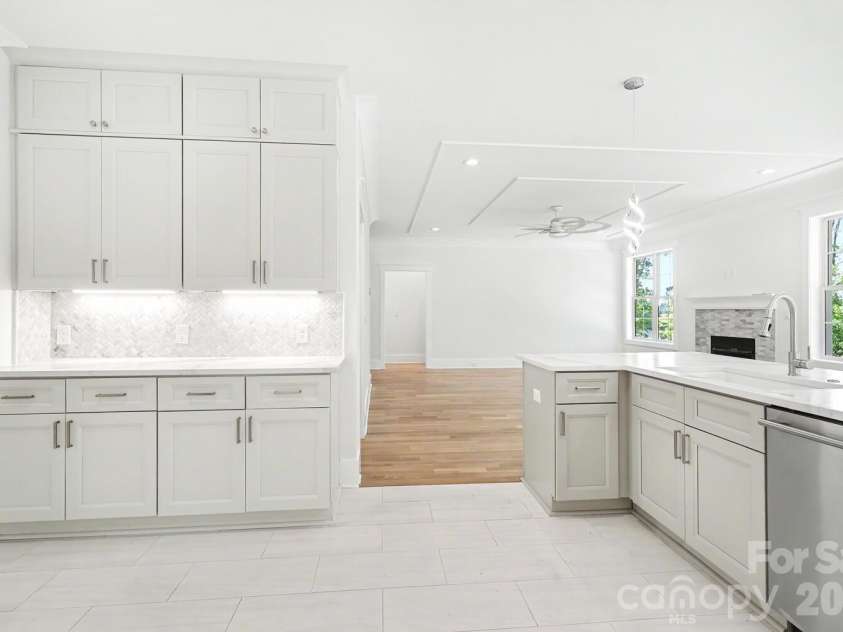 4300 Tangle Drive, Charlotte, NC 28211.  MLS# CAR4366713, YatesRealty ID 36842. Kitchen