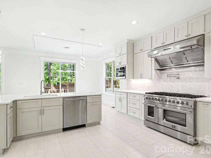 4300 Tangle Drive, Charlotte, NC 28211.  MLS# CAR4366713, YatesRealty ID 36842. Kitchen