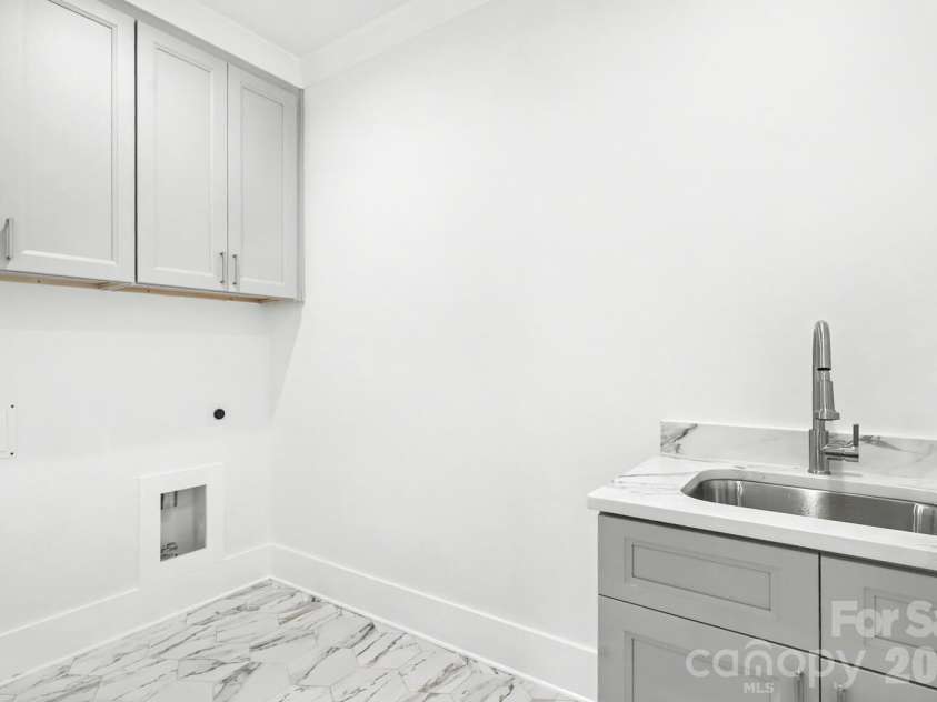 4300 Tangle Drive, Charlotte, NC 28211.  MLS# CAR4366713, YatesRealty ID 36842. Laundry room