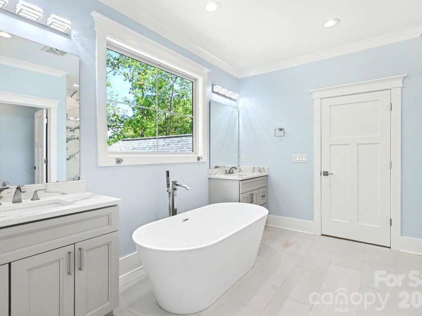 4300 Tangle Drive, Charlotte, NC 28211.  MLS# CAR4366713, YatesRealty ID 36842. Primary Bath