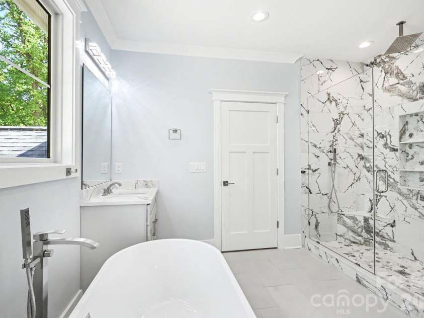 4300 Tangle Drive, Charlotte, NC 28211.  MLS# CAR4366713, YatesRealty ID 36842. Primary bath