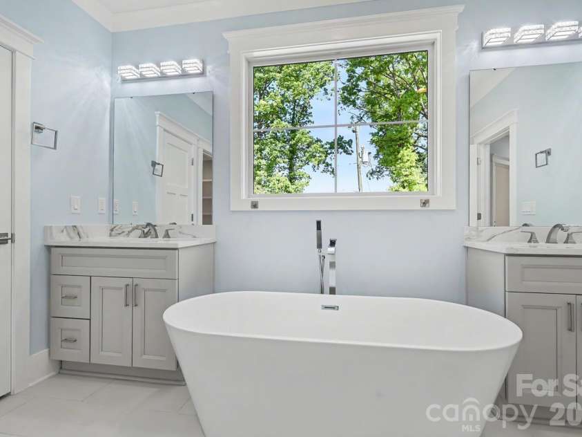 4300 Tangle Drive, Charlotte, NC 28211.  MLS# CAR4366713, YatesRealty ID 36842. Primary bath