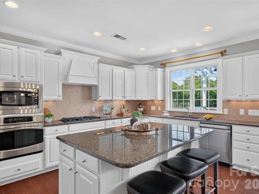10210 Alouette Drive, Waxhaw, NC 28173.  MLS# CAR4398945, YatesRealty ID 36844. Kitchen
