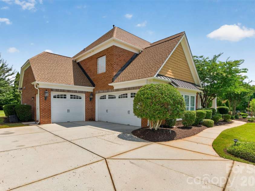 10210 Alouette Drive, Waxhaw, NC 28173.  MLS# CAR4398945, YatesRealty ID 36844. Large driveway