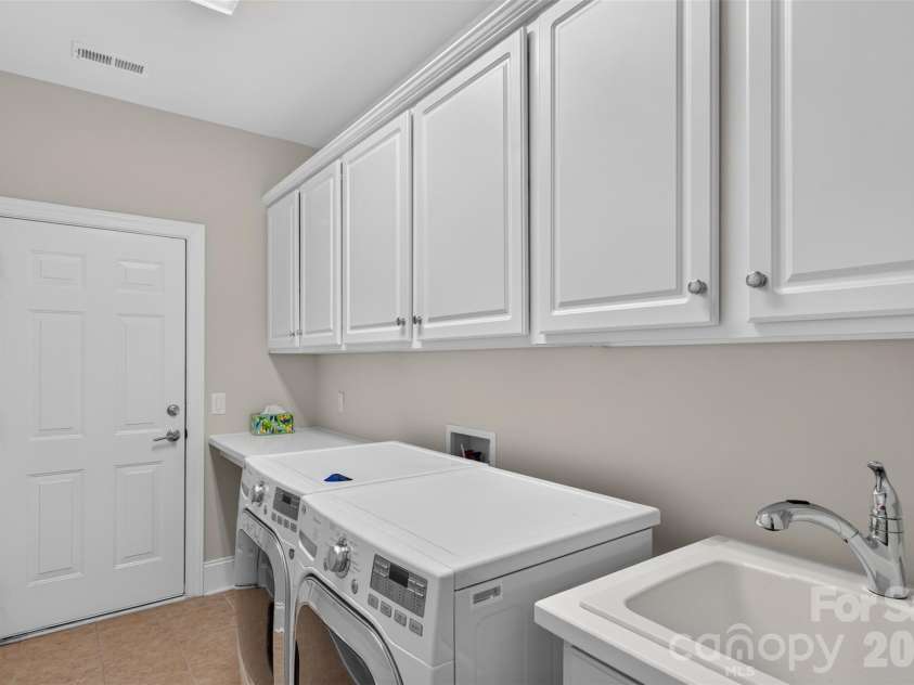10210 Alouette Drive, Waxhaw, NC 28173.  MLS# CAR4398945, YatesRealty ID 36844. Laundry room