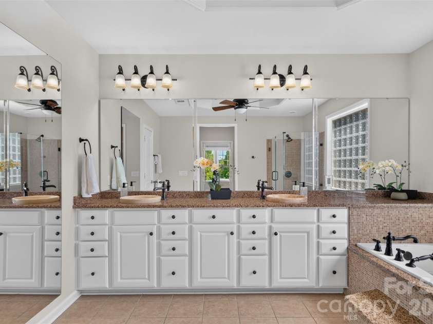 10210 Alouette Drive, Waxhaw, NC 28173.  MLS# CAR4398945, YatesRealty ID 36844. Primary Bath