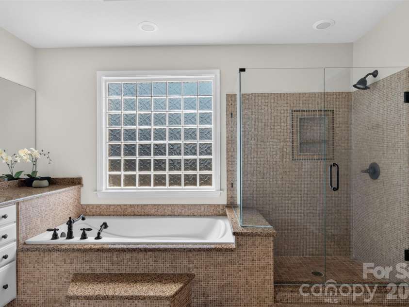 10210 Alouette Drive, Waxhaw, NC 28173.  MLS# CAR4398945, YatesRealty ID 36844. Primary bath