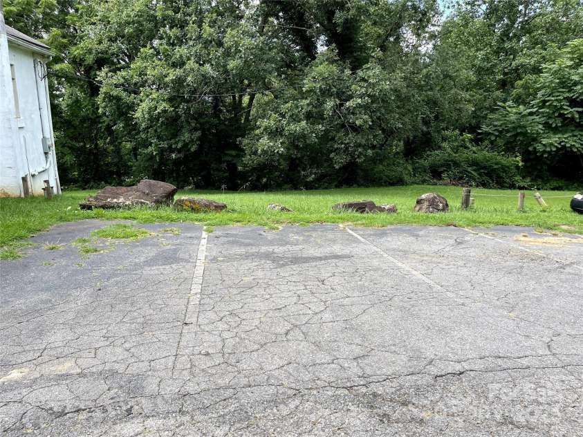 576 Deaverview Road, Asheville, NC 28806.  MLS# CAR4312244, YatesRealty ID 36847. 