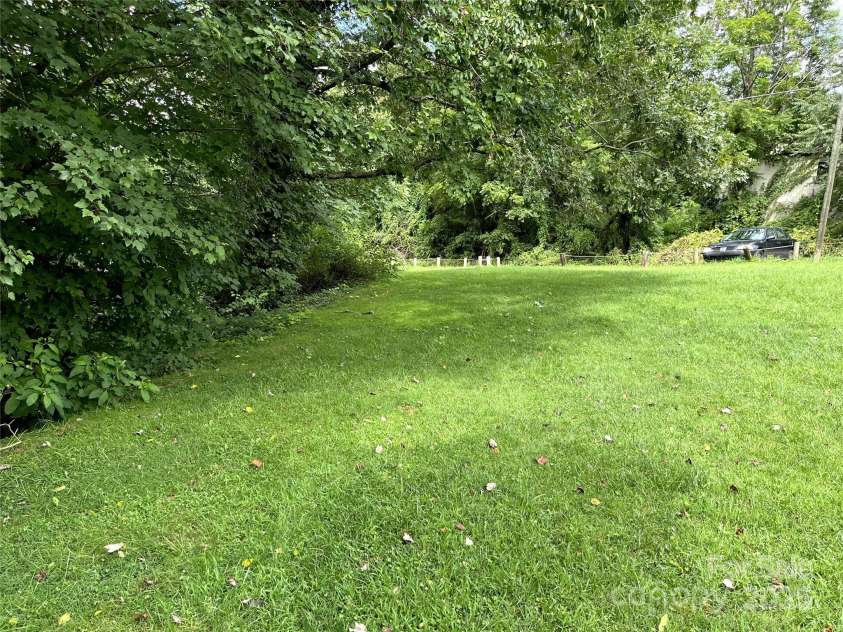 576 Deaverview Road, Asheville, NC 28806.  MLS# CAR4312244, YatesRealty ID 36847. 