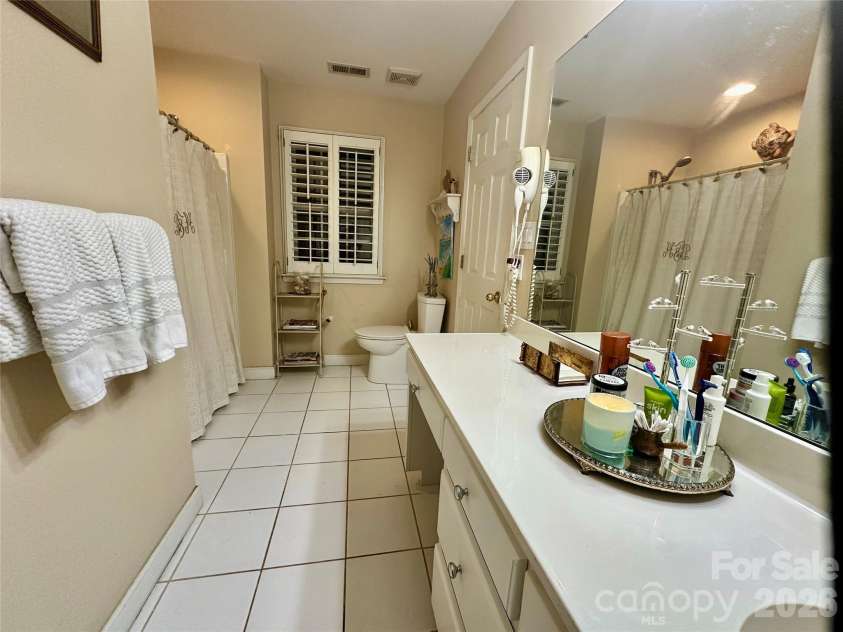 1093 Fairfield Drive, Gastonia, NC 28054.  MLS# CAR4396984, YatesRealty ID 36848. Primary Bath