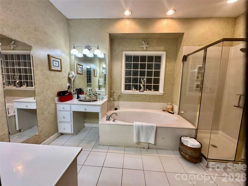 1093 Fairfield Drive, Gastonia, NC 28054.  MLS# CAR4396984, YatesRealty ID 36848. Primary Bath