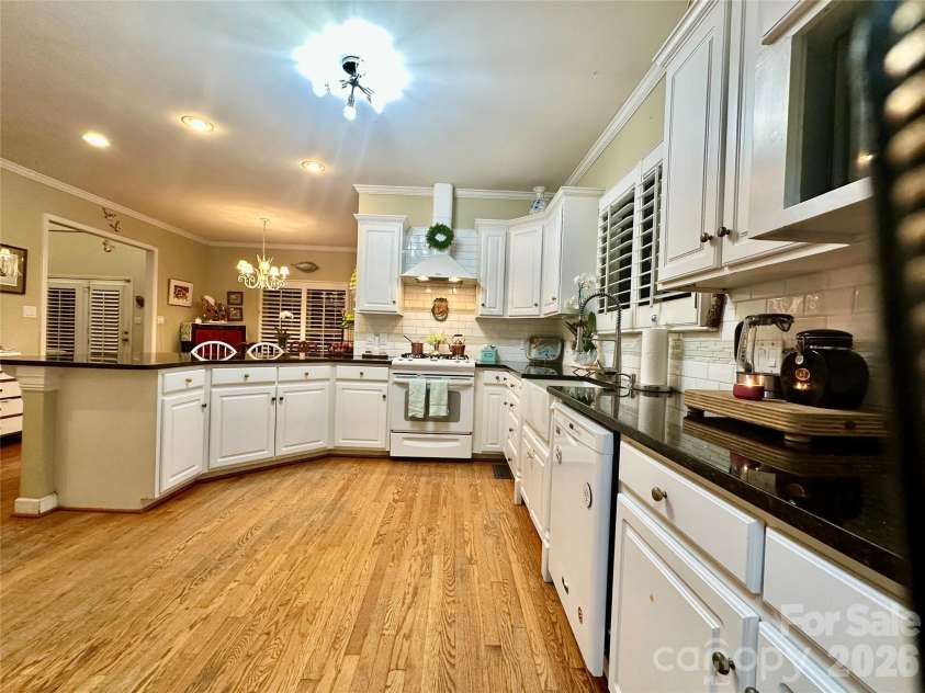 1093 Fairfield Drive, Gastonia, NC 28054.  MLS# CAR4396984, YatesRealty ID 36848. Spacious Chefs Kitchen