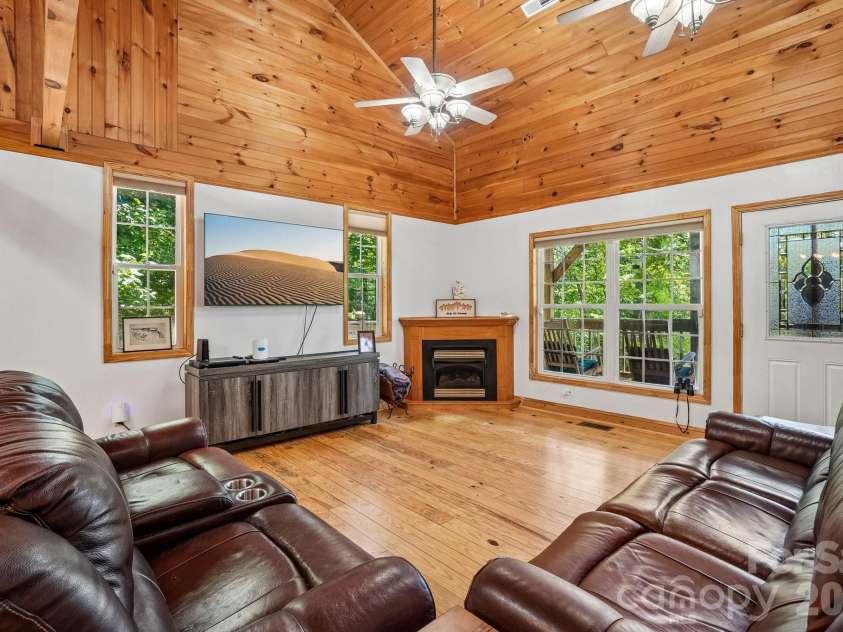 61 Misty Hill Lane, Franklin, NC 28734.  MLS# CAR4400232, YatesRealty ID 36849. 
