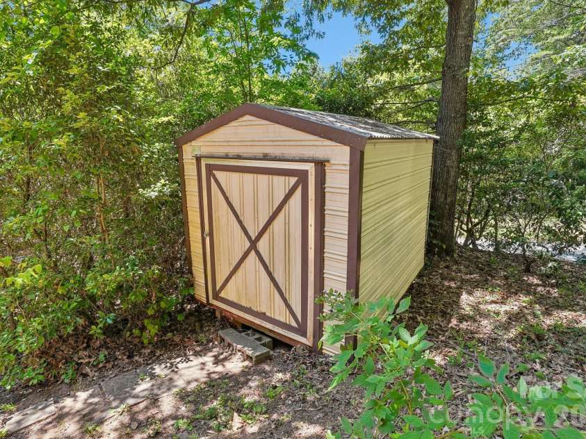 61 Misty Hill Lane, Franklin, NC 28734.  MLS# CAR4400232, YatesRealty ID 36849. BONUS Storage!!