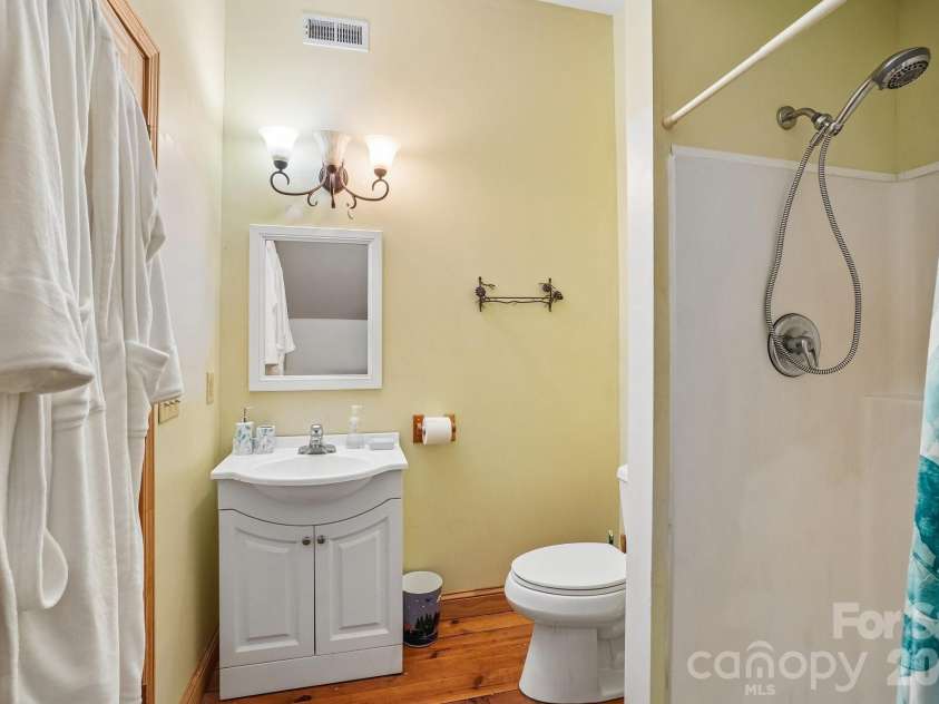 61 Misty Hill Lane, Franklin, NC 28734.  MLS# CAR4400232, YatesRealty ID 36849. Upstairs bath
