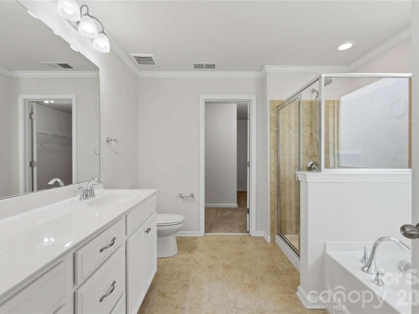 13731 Canterbury Castle Drive, Charlotte, NC 28273.  MLS# CAR4385968, YatesRealty ID 36851. 