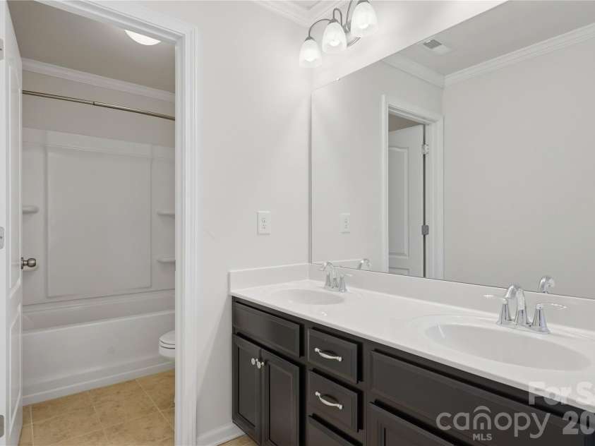 13731 Canterbury Castle Drive, Charlotte, NC 28273.  MLS# CAR4385968, YatesRealty ID 36851. 