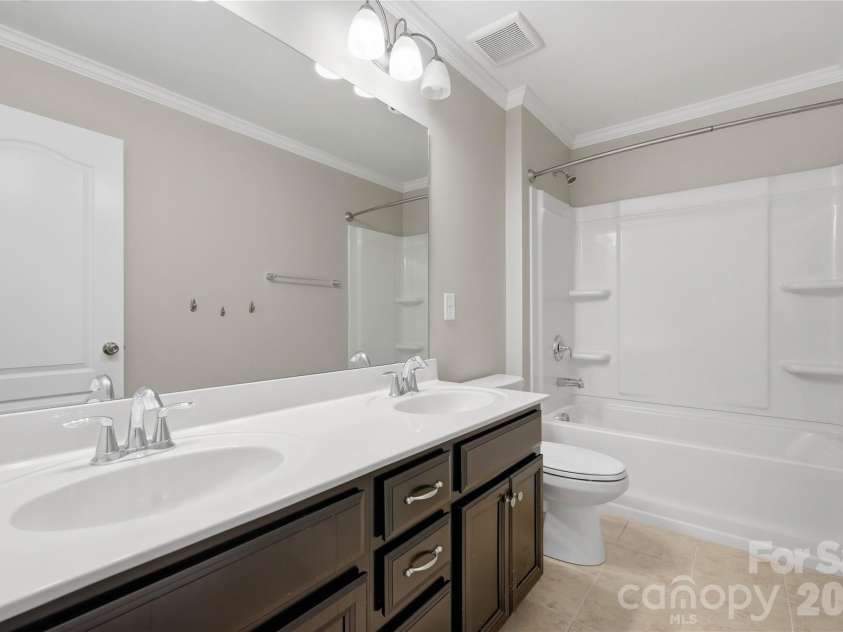 13731 Canterbury Castle Drive, Charlotte, NC 28273.  MLS# CAR4385968, YatesRealty ID 36851. 