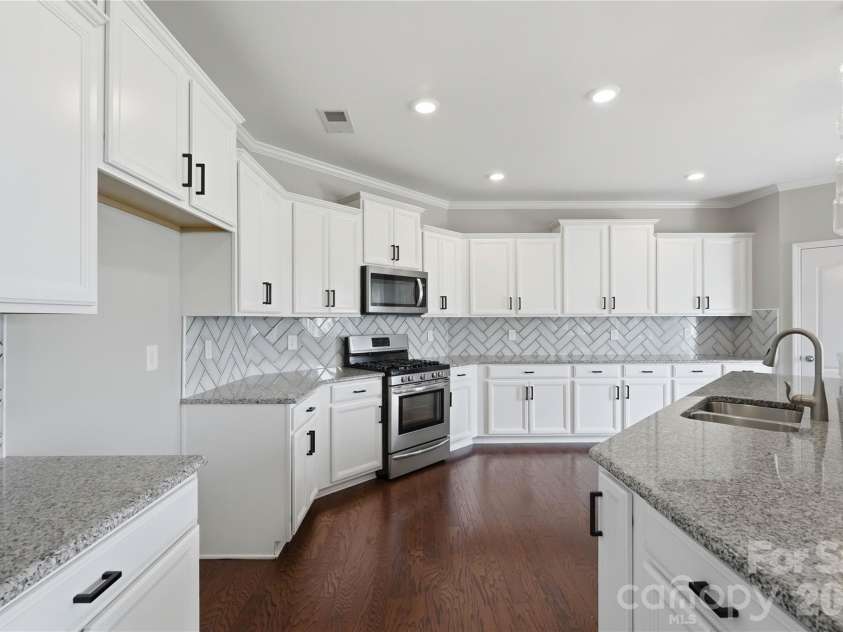13731 Canterbury Castle Drive, Charlotte, NC 28273.  MLS# CAR4385968, YatesRealty ID 36851. Large kitchen perfect for cooking & entertaining