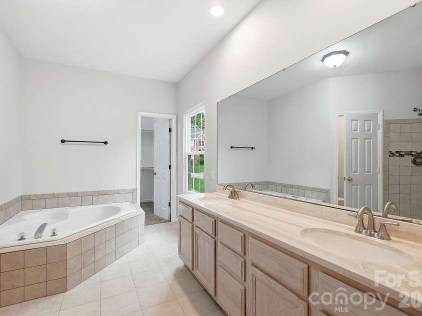 2628 Whitehall Court, Rock Hill, SC 29732.  MLS# CAR4401627, YatesRealty ID 36859. Owner's bath