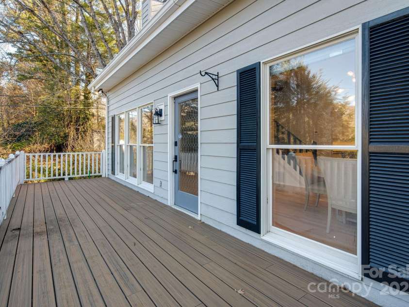 315 Hillside Drive, Burnsville, NC 28714.  MLS# CAR4241007, YatesRealty ID 3686. 