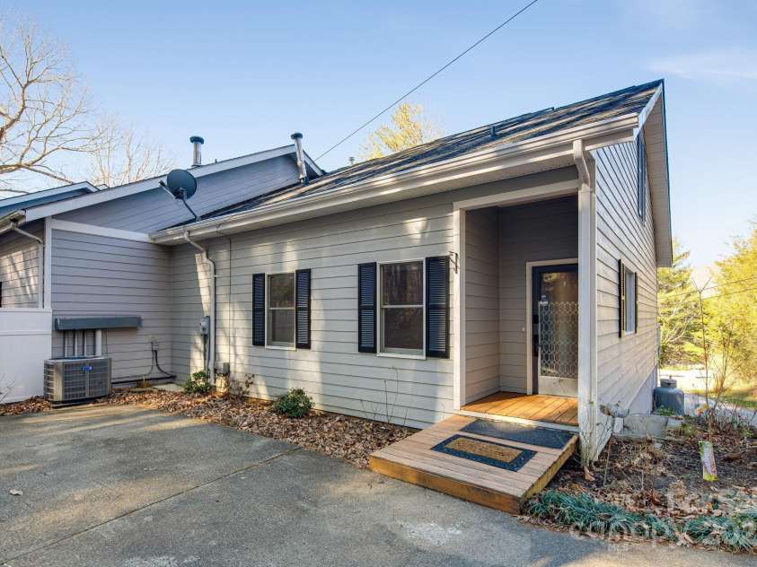 315 Hillside Drive, Burnsville, NC 28714.  MLS# CAR4241007, YatesRealty ID 3686. Main Level Parking & Entrance