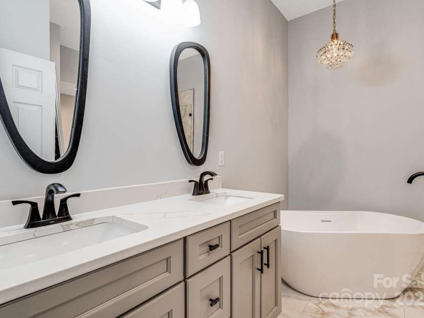 315 Hillside Drive, Burnsville, NC 28714.  MLS# CAR4241007, YatesRealty ID 3686. Primary Bathroom