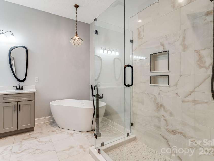 315 Hillside Drive, Burnsville, NC 28714.  MLS# CAR4241007, YatesRealty ID 3686. Primary Bathroom