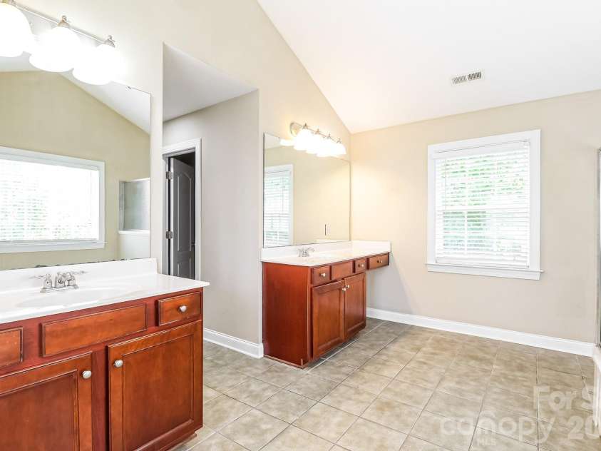 10107 Daufuskie Drive, Charlotte, NC 28278.  MLS# CAR4396729, YatesRealty ID 36867. 