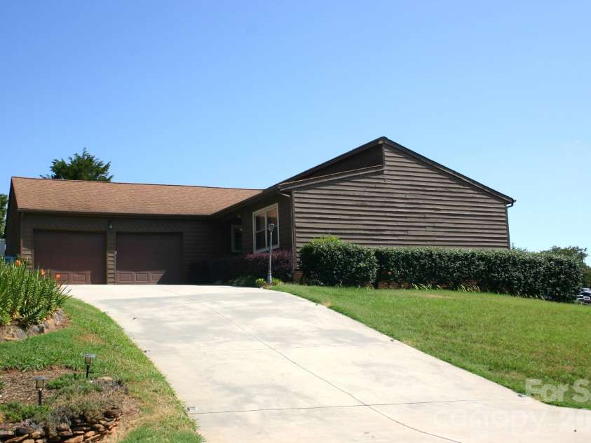 1647 Woodridge Circle, Hickory, NC 28602.  MLS# CAR4403829, YatesRealty ID 36879. 