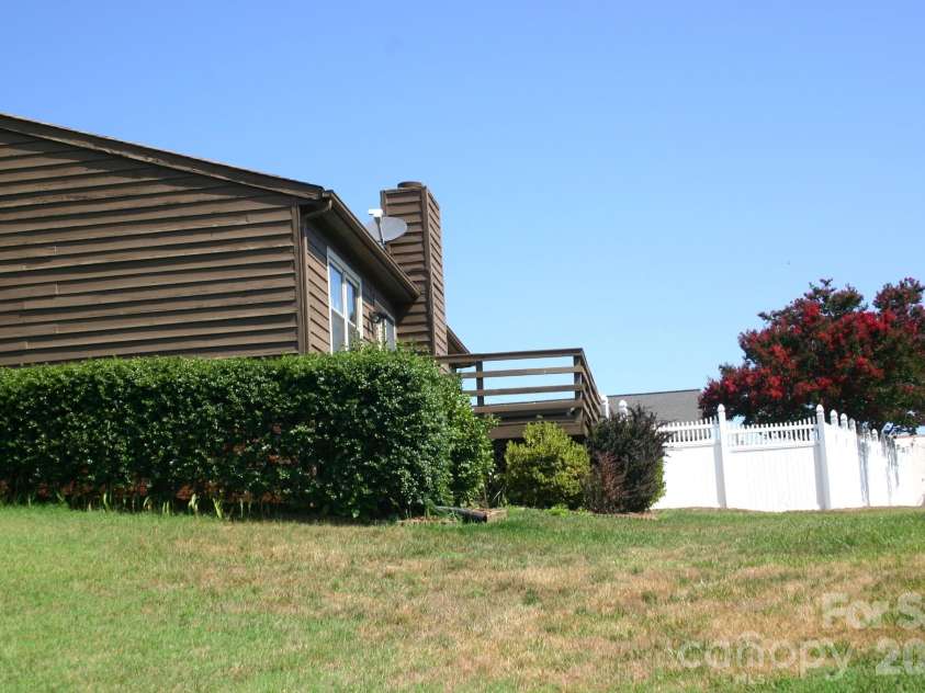 1647 Woodridge Circle, Hickory, NC 28602.  MLS# CAR4403829, YatesRealty ID 36879. 