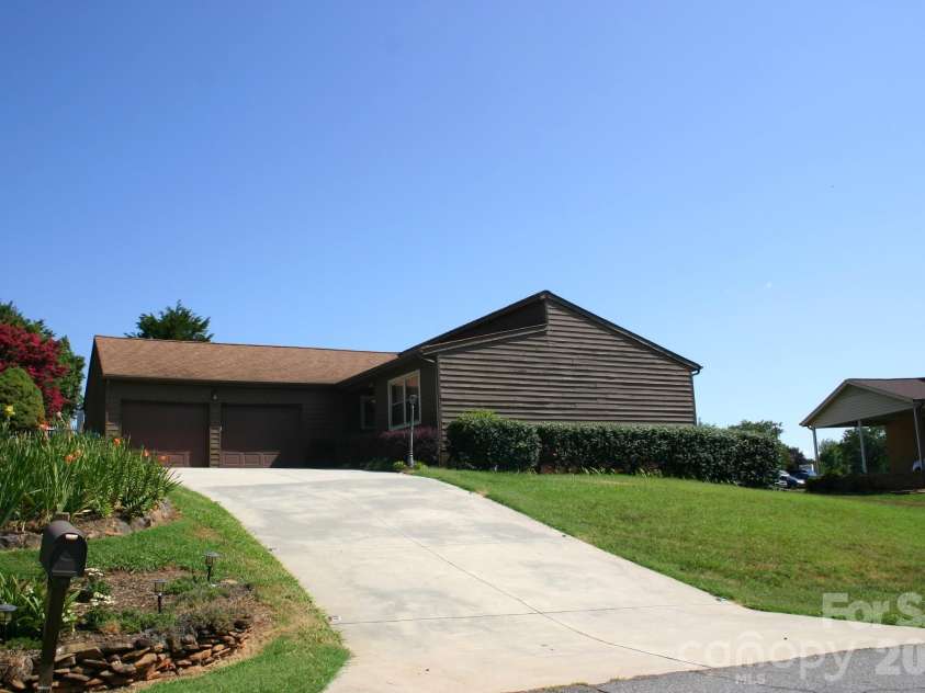 1647 Woodridge Circle, Hickory, NC 28602.  MLS# CAR4403829, YatesRealty ID 36879. 