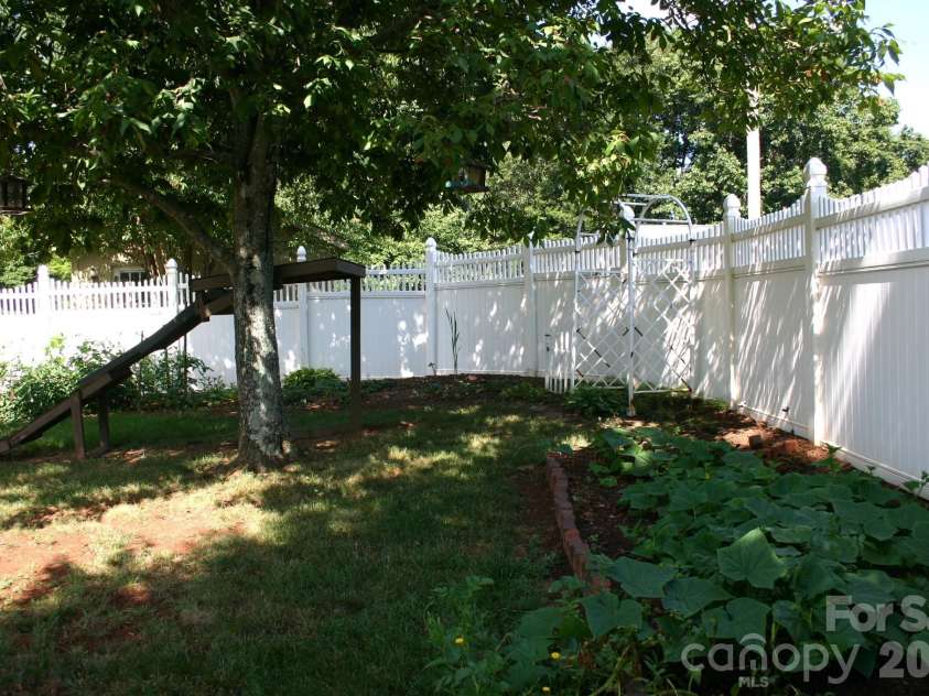 1647 Woodridge Circle, Hickory, NC 28602.  MLS# CAR4403829, YatesRealty ID 36879. 