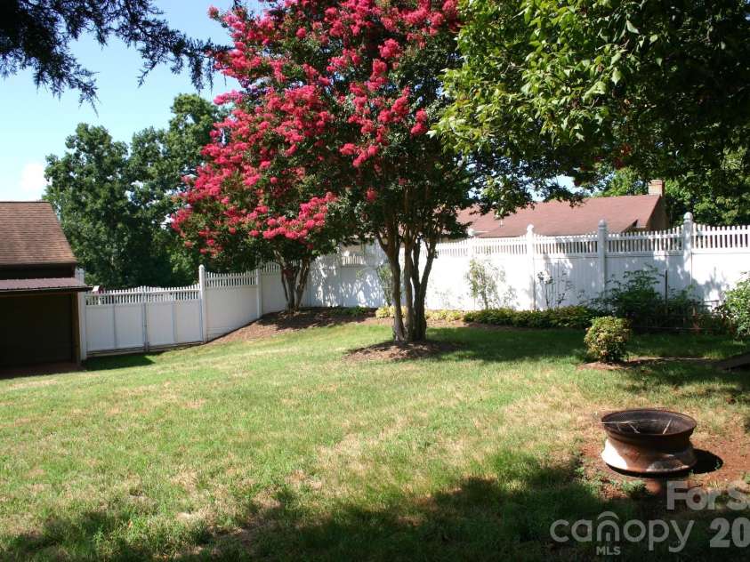 1647 Woodridge Circle, Hickory, NC 28602.  MLS# CAR4403829, YatesRealty ID 36879. 