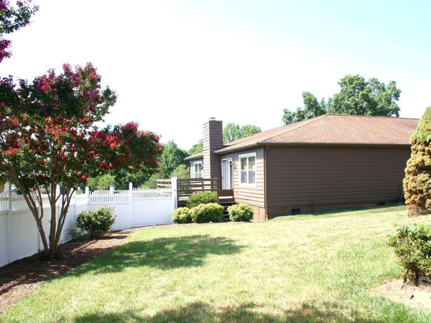 1647 Woodridge Circle, Hickory, NC 28602.  MLS# CAR4403829, YatesRealty ID 36879. 