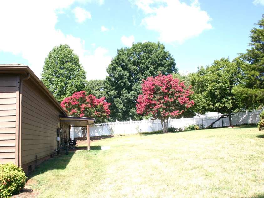 1647 Woodridge Circle, Hickory, NC 28602.  MLS# CAR4403829, YatesRealty ID 36879. 